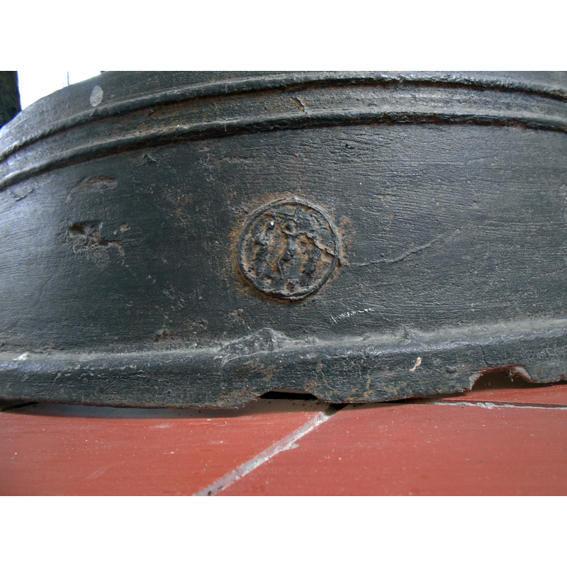 one of seven 'sides', i.e., the portion that corresponds to one of the seven medallion motifs on the lower base ring