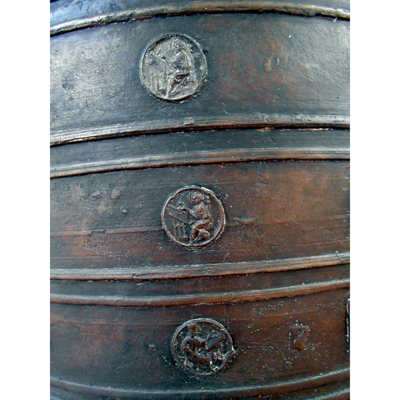 one of eleven 'sides', i.e., the portion that corresponds to one of the eleven columns of medallion motifs on the basin