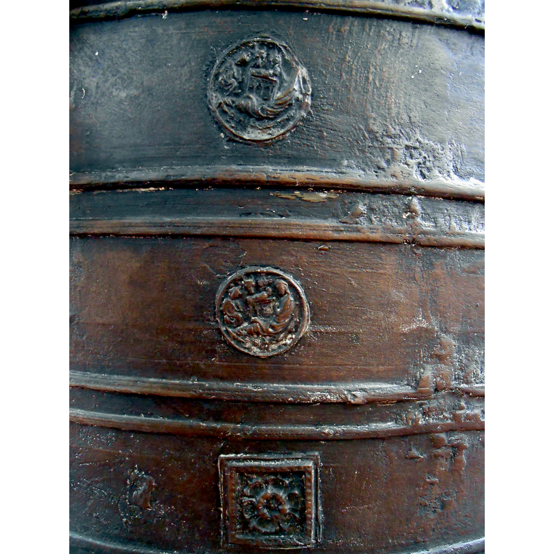 one of eleven 'sides', i.e., the portion that corresponds to one of the eleven columns of medallion motifs on the basin
