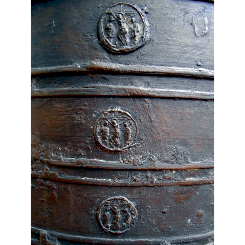 one of eleven 'sides', i.e., the portion that corresponds to one of the eleven columns of medallion motifs on the basin