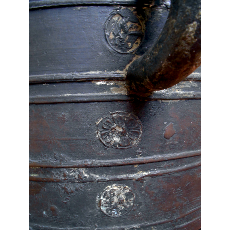 one of eleven 'sides', i.e., the portion that corresponds to one of the eleven columns of medallion motifs on the basin
