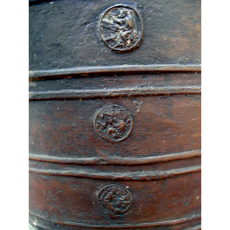 one of eleven 'sides', i.e., the portion that corresponds to one of the eleven columns of medallion motifs on the basin