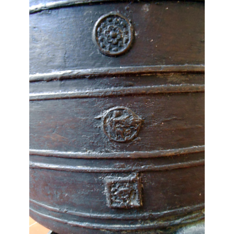 one of eleven 'sides', i.e., the portion that corresponds to one of the eleven columns of medallion motifs on the basin