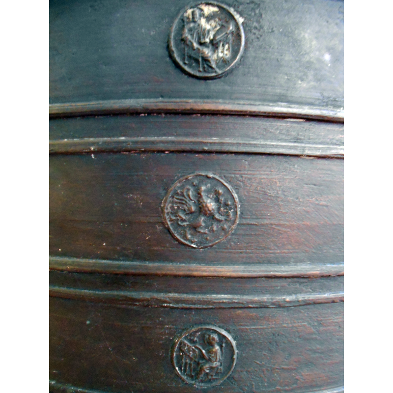 one of eleven 'sides', i.e., the portion that corresponds to one of the eleven columns of medallion motifs on the basin