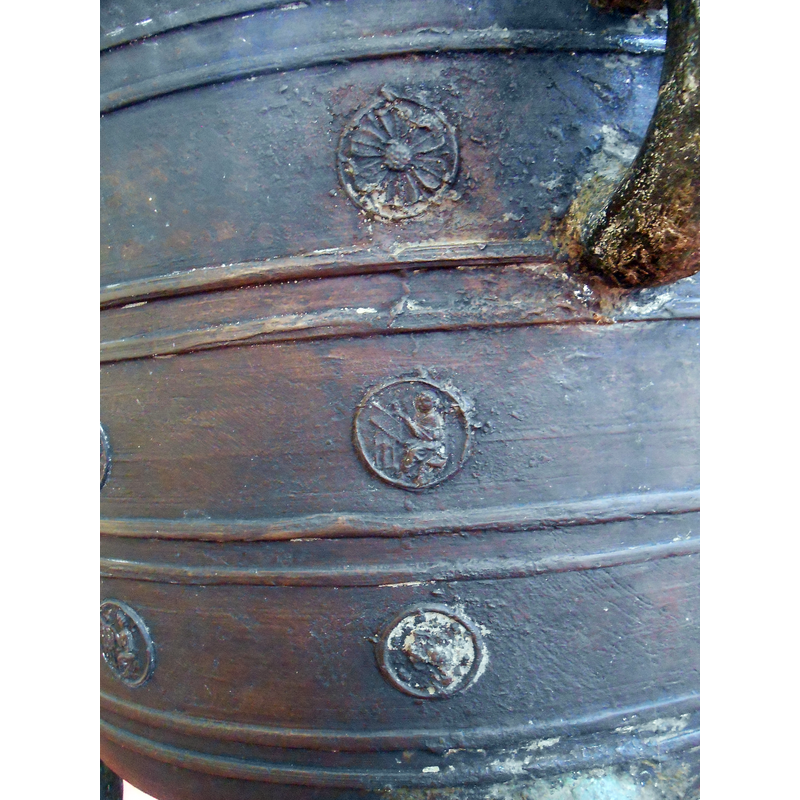 one of eleven 'sides', i.e., the portion that corresponds to one of the eleven columns of medallion motifs on the basin