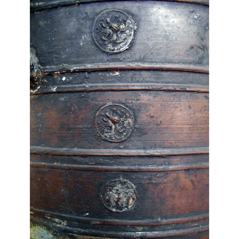 one of eleven 'sides', i.e., the portion that corresponds to one of the eleven columns of medallion motifs on the basin