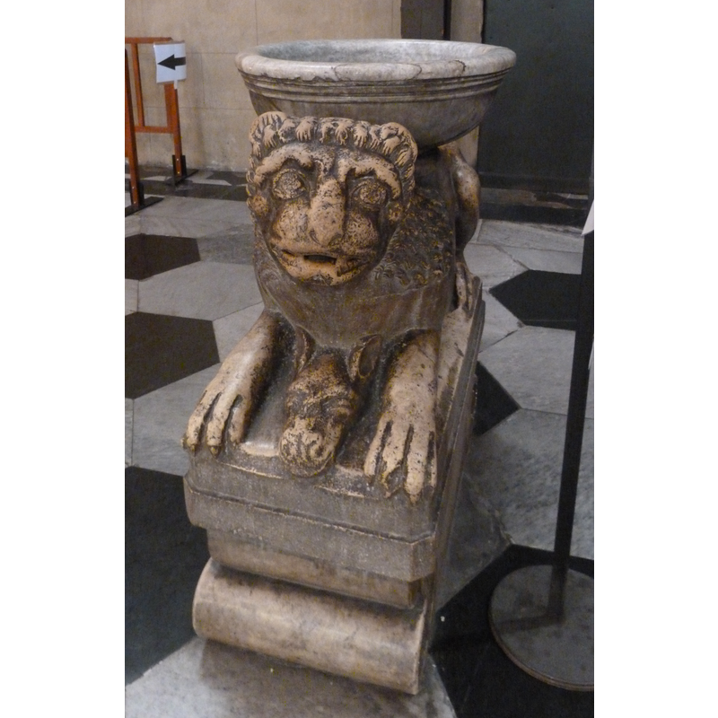stylophore lion; the hold of the lion on the prey appears protective, rather than aggressive