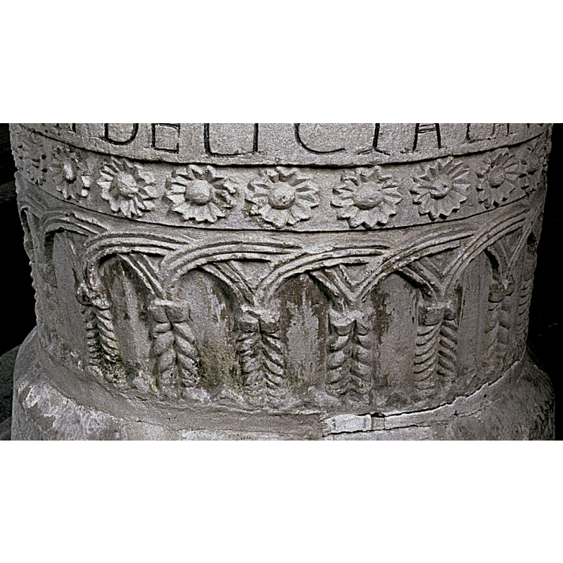 all around the lower register of the basin; the columns are double with torsade pattern in the form of a braid