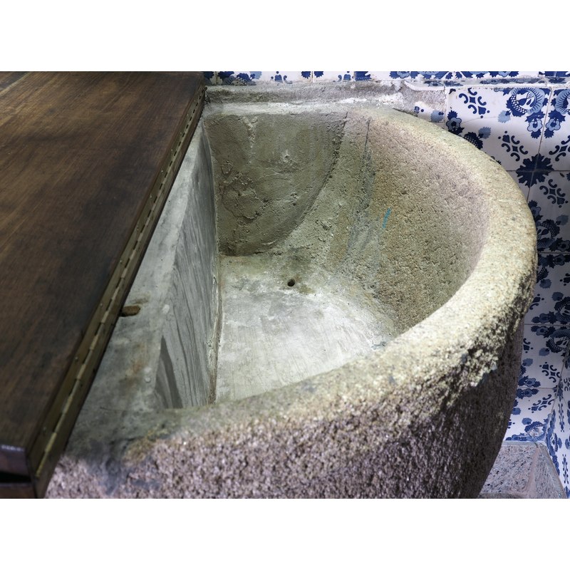 partitioned inner well with a cut at the far side [cf. FontNotes]