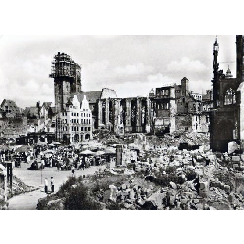Source caption: "Das zerstörte und befreite Nürnberg im April 1945: Blick über den Hauptmarkt, von der Plobenhofstraße gegen Nordwesten auf St. Sebald gesehen."