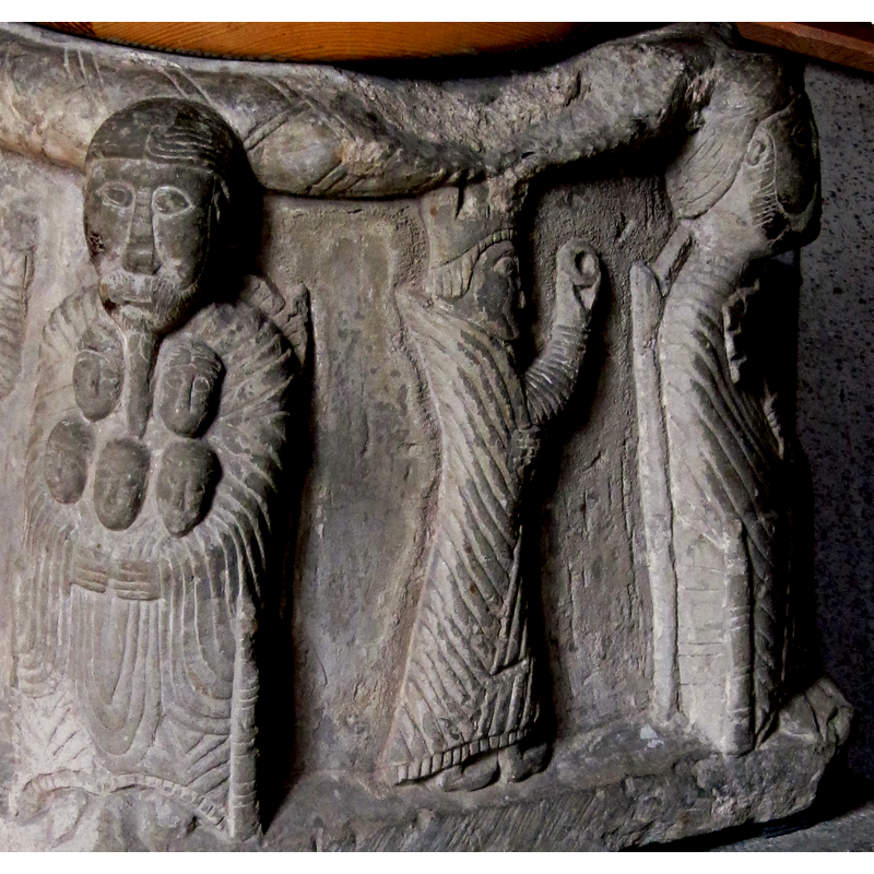 Second king, crowned, identical to previous one except it has no beard, and the gift he holds is donut-shaped -- seen here between Abraham (left) and Peter (right)