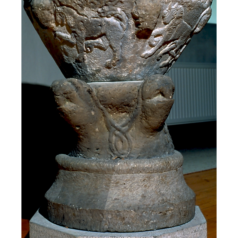 the double loop here is probably part of the bodies of the snakes usually found in Hegwald's bases -- on the northeast side of the base [orientation is approximate]