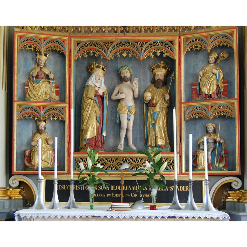 Source caption: "Algutsrums kyrka.Nordtyskt altarskåp från 1475. I skåpets mitt den törnekrönte Kristus flankerad av heliga Birgitta och helgonkungen Sankt Knut. Vänstra dörren pryds av bilder av Sankt Erik och Sankt Olov och den högra dörren Sankt Henrik och Sankt Göran."
