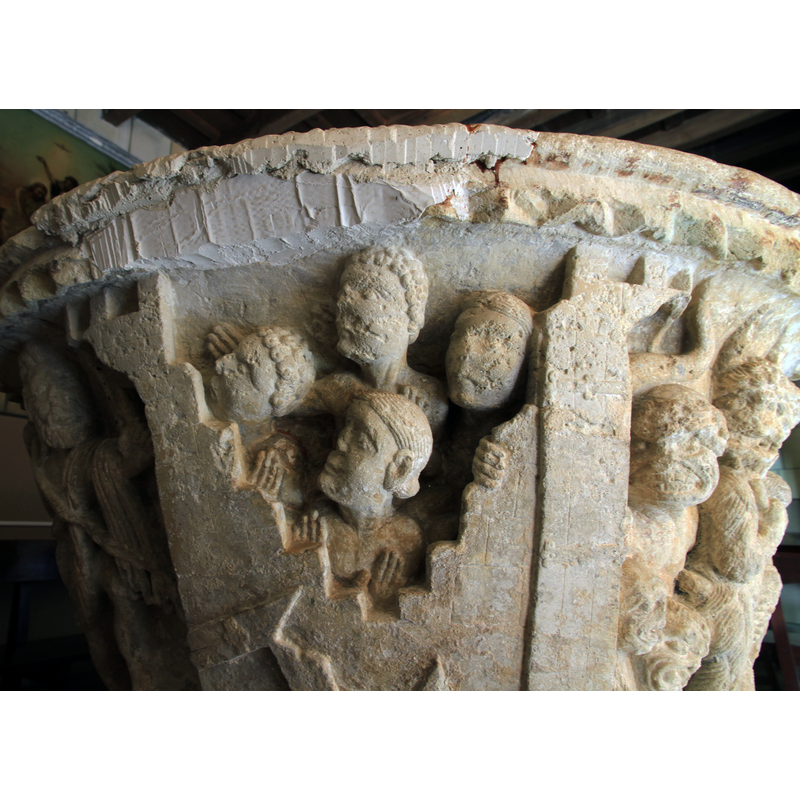 the opening between the two walls of Hell shows here the good souls awaing in prayer their rescue 'ab inferis'; Christ's figure is partially visible here to the left of the left wall