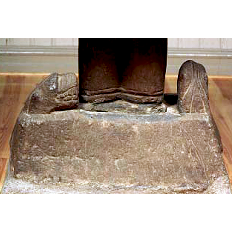the second of two lions heads on the lower base; this one, on the left, without prey in its mouth; the one on the right, of which only the back of the head is visible, has prey in its mouth