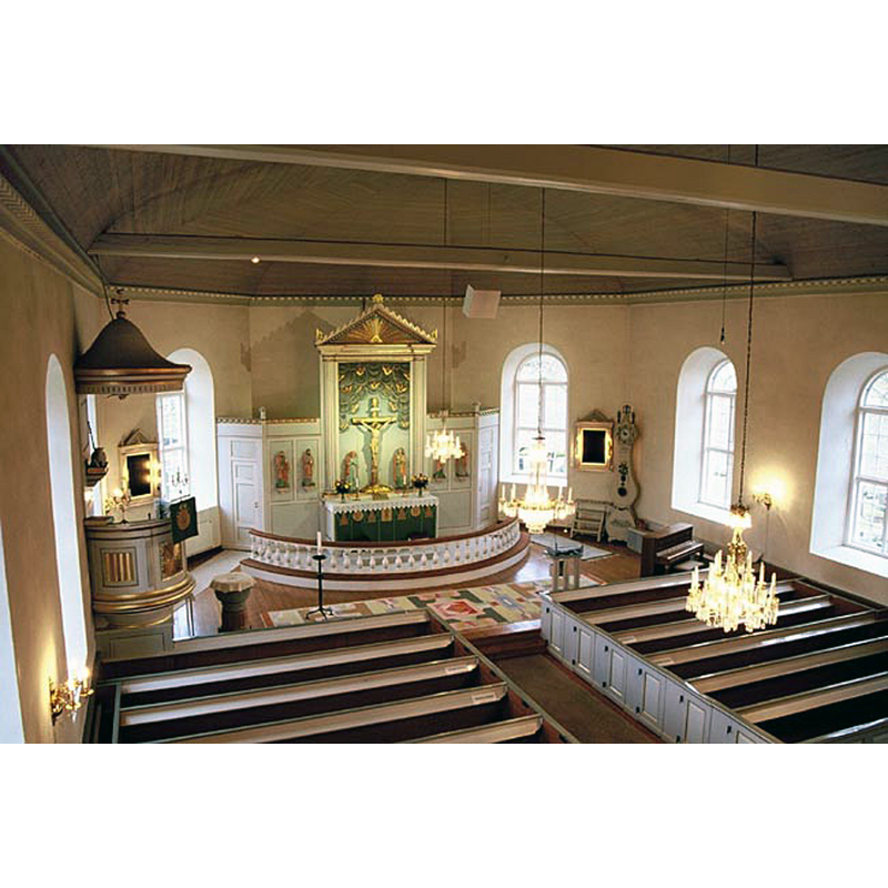 the font, covered, is visible by the pulpit, on the left [north] side of the chancel