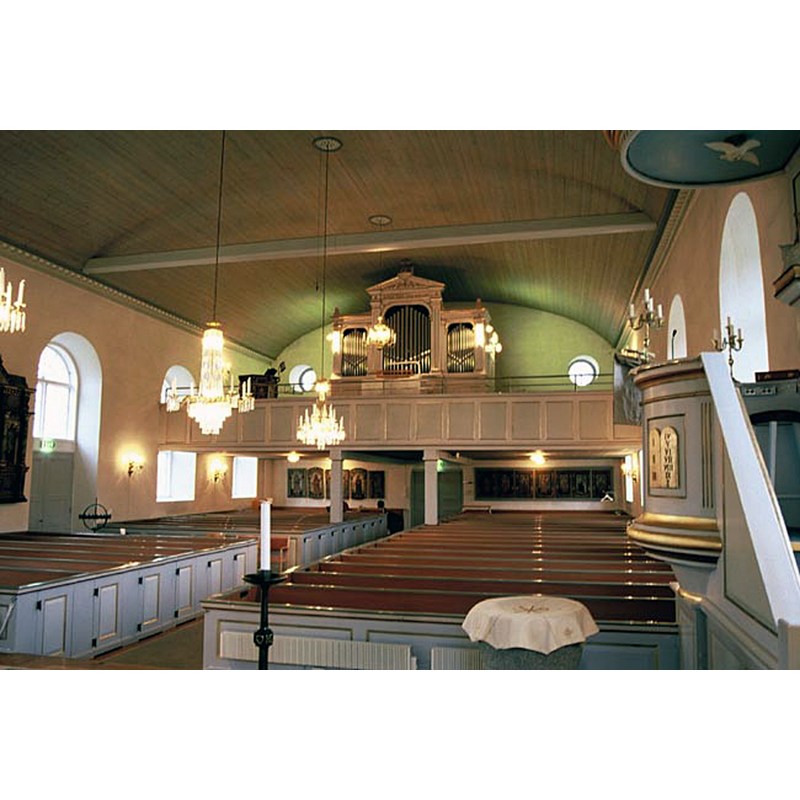 the covered top of the font is visible in the foreground [east], by the pulpit, on the right [north] side of the chancel
