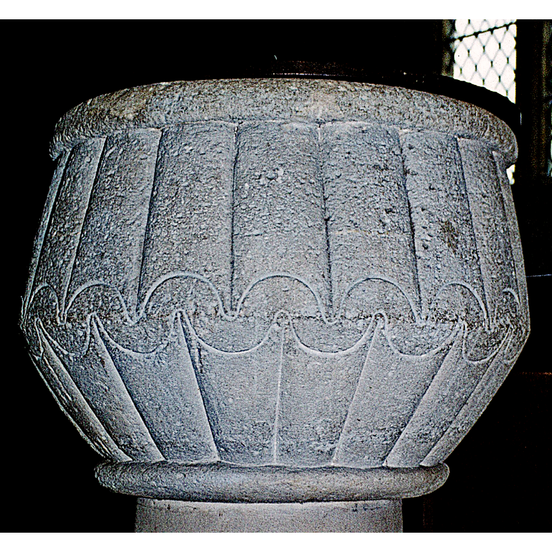 not really a scallop, but the semi-circular endings of the piping or ribs, which creates a pattern akin to an ondulating wave all around