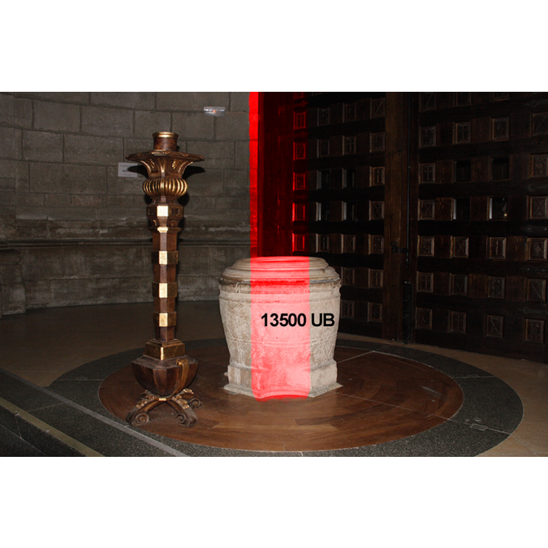 the reddish band and "13500 UB" notation are part of the author's explanation on the location of the font: "Dentro de la iglesia nos encontramos con un vórtice de 13500 UB. Se halla en lo que en la actualidad es la entrada principal de la misma; sobre él descansa una pila bautismal románica (que además sirve de pila para el agua bendita). Resulta extraño para todo aquel que accede por primera vez a la iglesia encontrar en su interior junto al portón, la pila bautismal; no es común situarla en este lugar, he visitado infinidad de templos y nunca antes me encontré la pila en esta ubicación. ¿Es señal de que hubo en su momento entre los monjes alguno con sensibilidad radiestésica?"