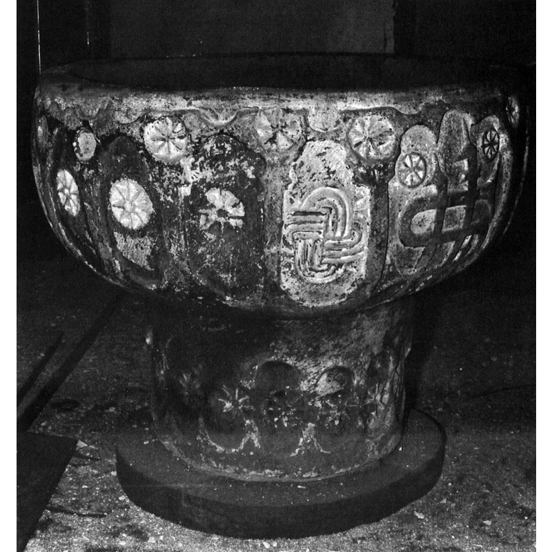 Source caption: "Zaldibia (Gipuzkoa). Iglesia de Santa Fe. Pila bautismal cuya datación es fuente de controversia, desde los que la hacen prerrománica hasta los que la situan dentro del protogótico. Fot. Iñaki Linazasoro, 1983."