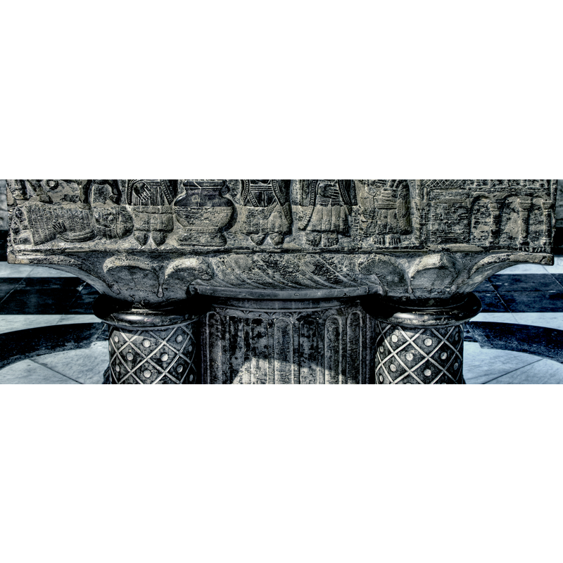 forming the capitals of the outher colonnettes of the base