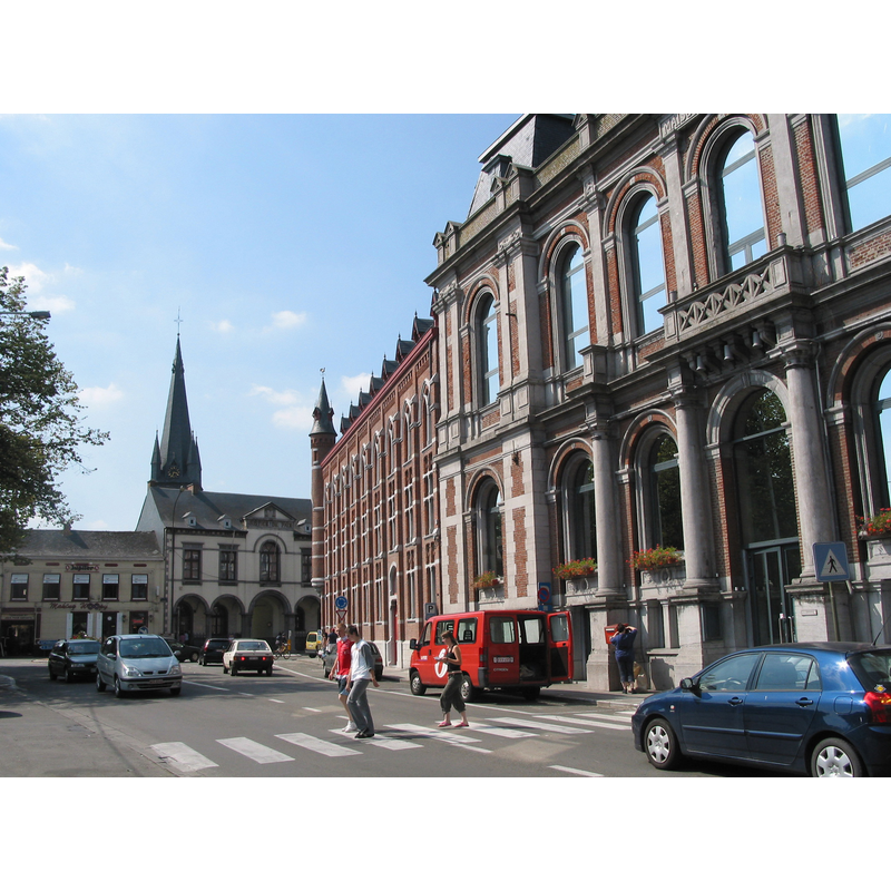 Source caption: "Boussu (Belgique), la maison communale, l'ancien orphelinat, la cour de Justice de Paix et l'église St-Géry."