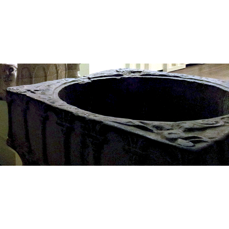 the animal is described in Ghislain (2009) as "un monstre hybride surmonté d'une croix patée", a bird body on two non-avian legs, and a massive non-avian head -- seen here in the very-worn left corner spandrel