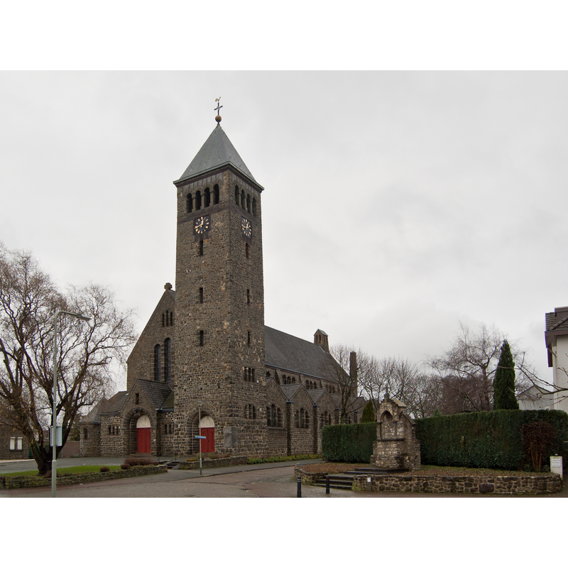 the new church -- Source caption: "Limbricht, Provinz Limburg, Niederlande: Salviuskerk (1922, Architekt: Joseph Cuypers, unter Mitarbeit seines Sohnes Pierre Cuypers jun.)"