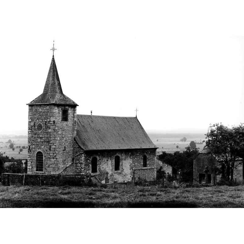 Source caption: "Ce sanctuaire compend une nef romane du XI siècle, une tour du XVII siècle, le tout remanié en 1745. Le choeur a été reconstruit en 1704 par la famille de Moreau-de Crassier. Les fenêtres ont été restaurées vers 1895 par l'architecte François Baclène."