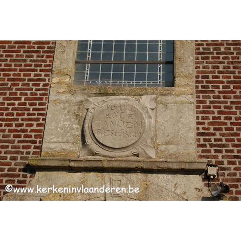 the lower base of the font now wall-mounted above the west entranceway -- Source caption: "Het chronogram boven de ingang: "popULe eCCe tanDeM resUrgo" verwijst naar het jaartal 1760."