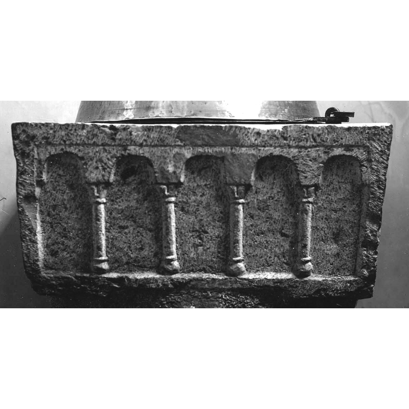five arches per side of the square basin; the four corners do not have columns