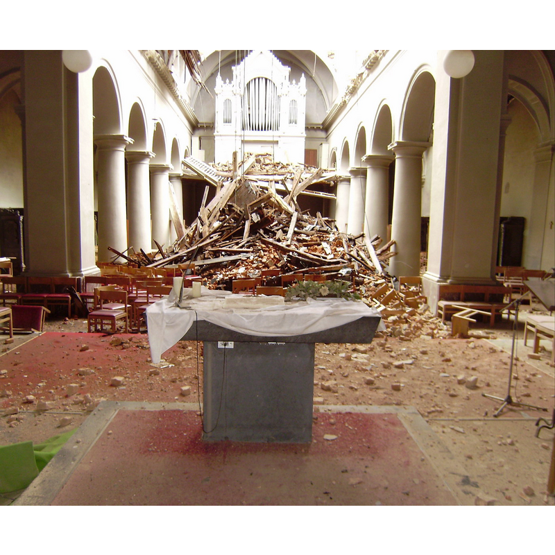 Source caption: "l'intérieur de l'église de Ciney après le passage de la tempête" -- photograph taken hours after the storm hit this church