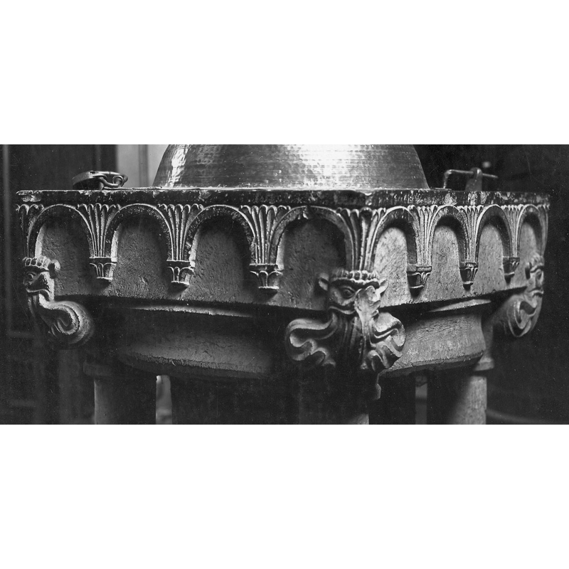 the four lion heads are located under the basin sides, properly speaking, at the corners of the underbowl; Ronse describes them as "monstres", but they fit loosely into the traditional representation of animal or human heads or masks with vegetation stemming from the mouth [cf. FontNotes] -- the one in the centre here is damaged