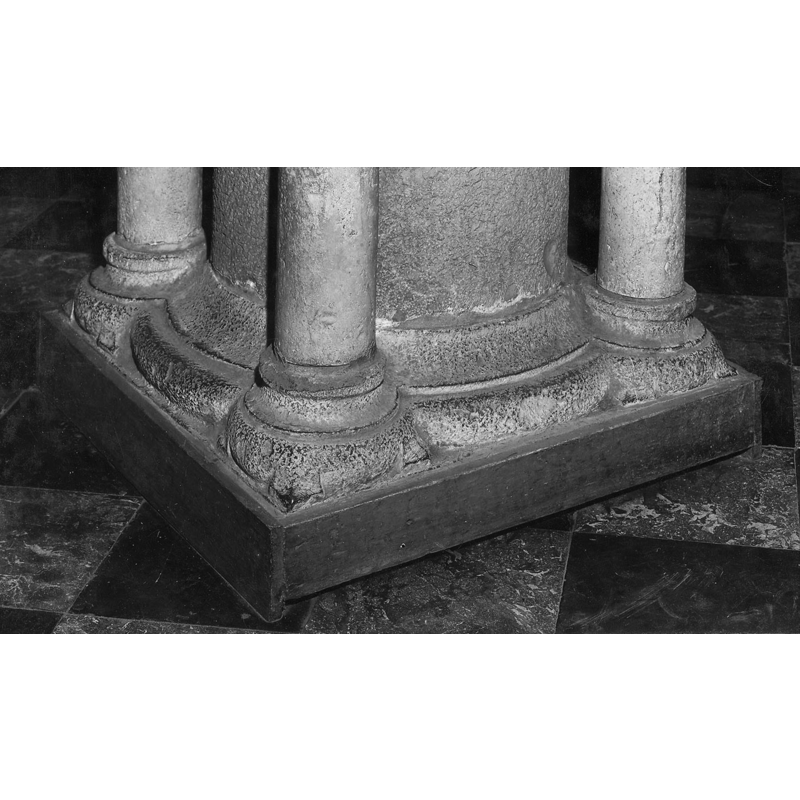 forming the bases of the outer colonnettes and central shaft of the base