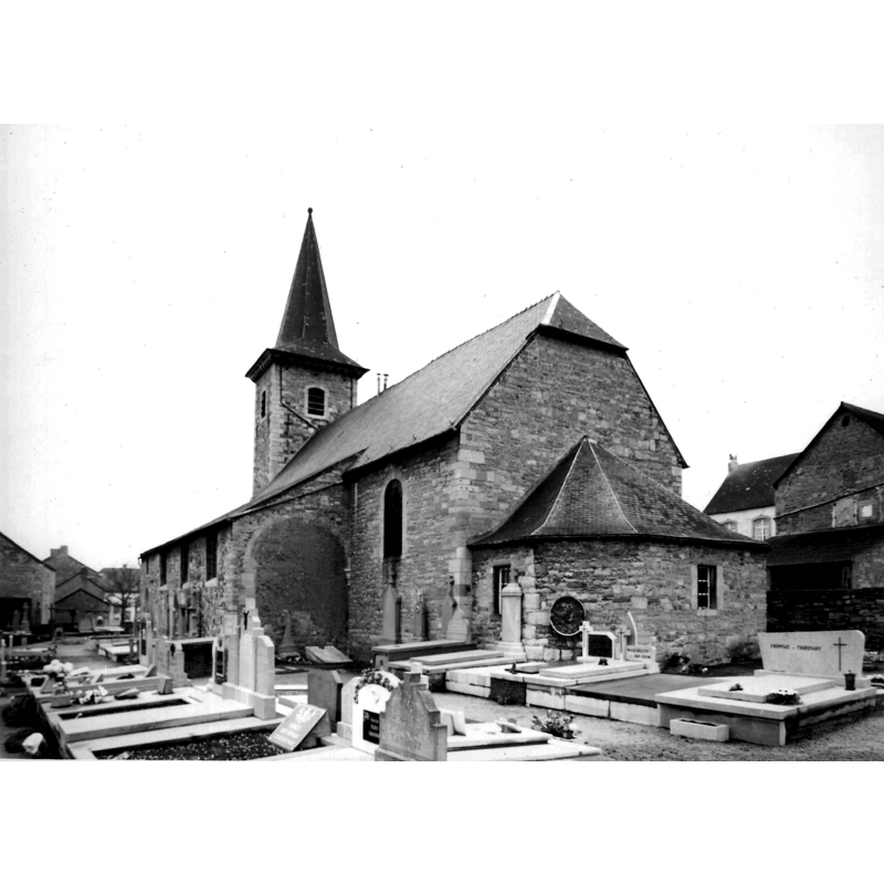 Source caption: "Cet édifice à trois nefs de trois travées avec tour occidentale et choeur à chevet plat sur lequel s'appuie la sacristie à trois pans, remonte au milieu du XVIè siècle et fut remanié aux XVIIIè et XIXè siècles. Du XVIè siècle ne subsistent que la nef centrale et le bas-côté Sud. Le choeur et la tour datent du XVIIIè siècle. Au XIXè siècle, on agrandit le collatéral nord et en 1877 on restaura la face Ouest de la tour ainsi que l'atteste l'inscription au portail. Le plafond, plat, est daté de 1757."