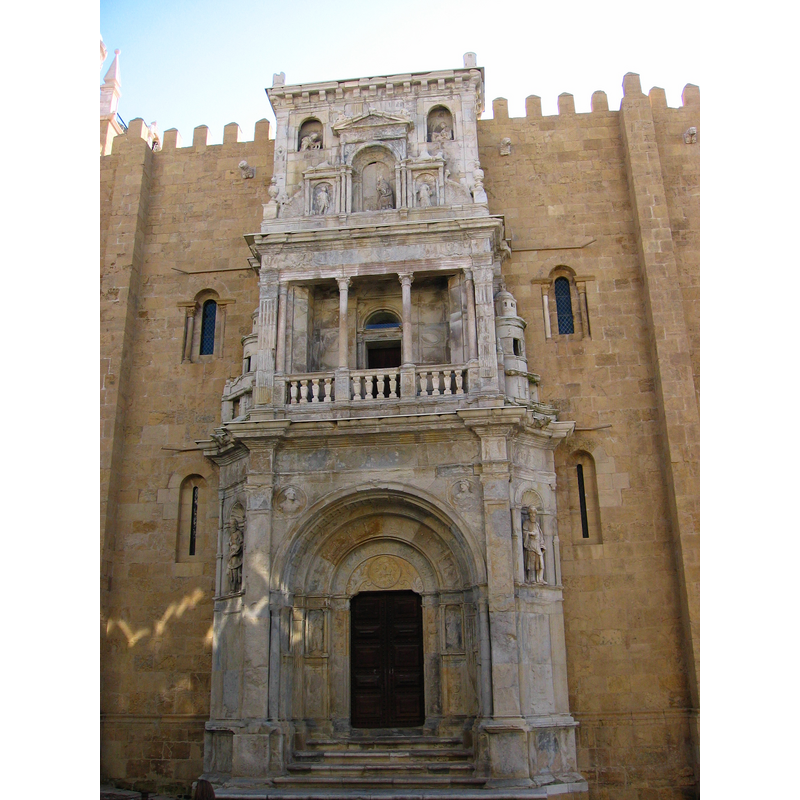 Source caption: ""Porta especiosa" da Sé (1530), portal renascentista por João de Ruão"