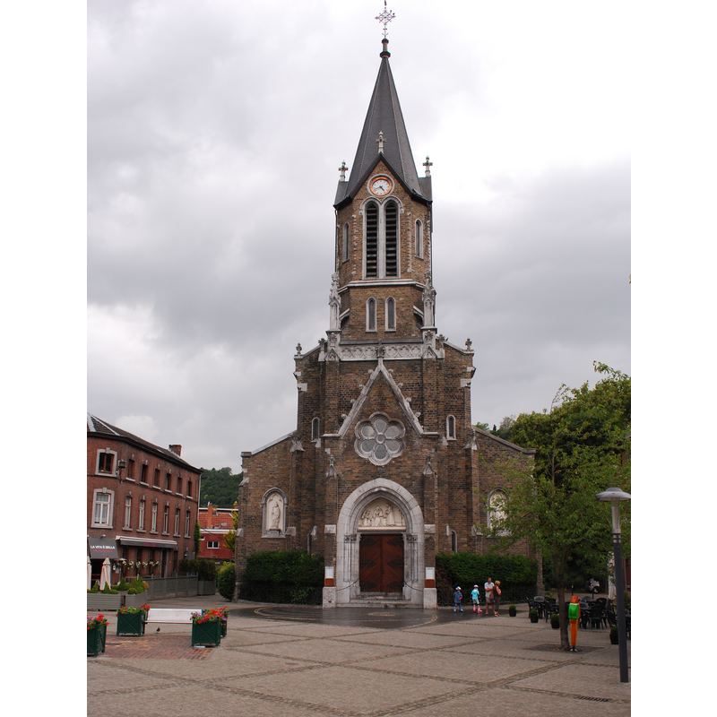 Source caption: "Tilff : l'église Saint-Léger sur la Place du Roi Albert." -- the modern church