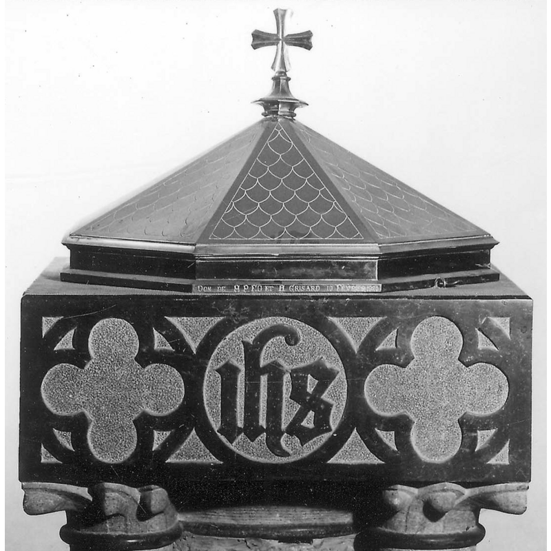 both the basin and the cover are modern, from 1925; the bottom of the cover bears the inscription with the date of the donation and the name of the donors