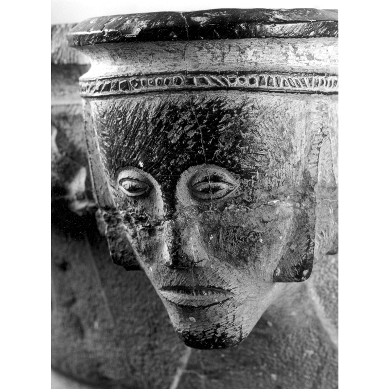 in contrast with the head to the left, this one is rendered in an elegant style