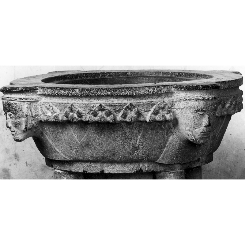 a frieze consisting of five triangular leaves on each side, between the four angle heads
