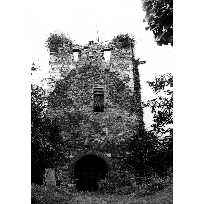 Source caption: "vue générale de la tour de l'ancienne église [...] tour en ruine de l'ancien sanctuaire qui a été aménagé en chapelle dédiée à Notre-Dame de Lourdes."