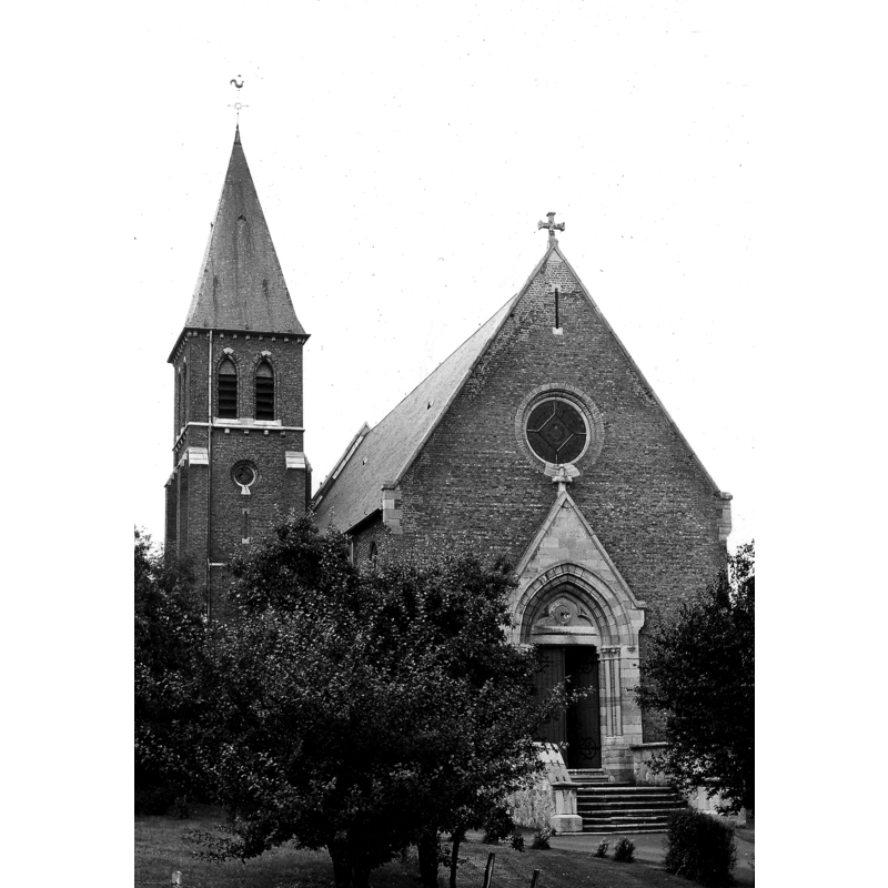 the new late-19thC church -- source caption: "Le nouvel édifice a été construit à proximité en style néo-gothique d'après les plans exécutés en 1899 par l'architecte Edouard Van Gheluwe, de Namur."