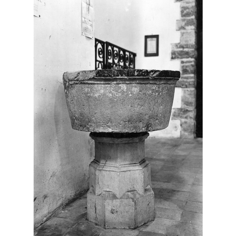 dated in the source "1201-1300" [presumably for the basin], and "support datant du XVIe [...] 1501-1600" [height: 92 cm -- diameter: 78 cm]