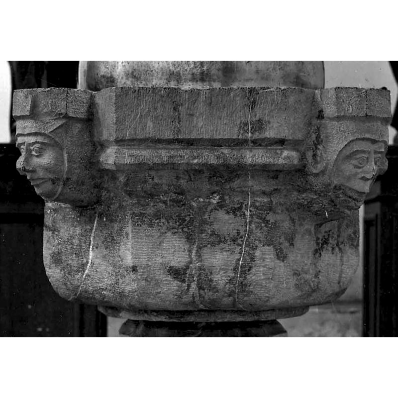 a massive one around the top followed down by a scotia and a thinner moulding below
