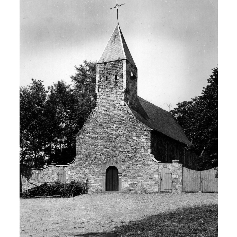 Source caption: "Chapelle dédiée jadis à Notre-Dame. Trace de construction du XIIIe dans son choeur à chevet plat. Nef probablement allongée au XVIIe siècle. La dernière période de reconstruction remonte à la première moitié du XVIIIe siècle : on refit la façade ouest, on perça les quatre fenêtres de la
façade sud et on restaura la charpente."
