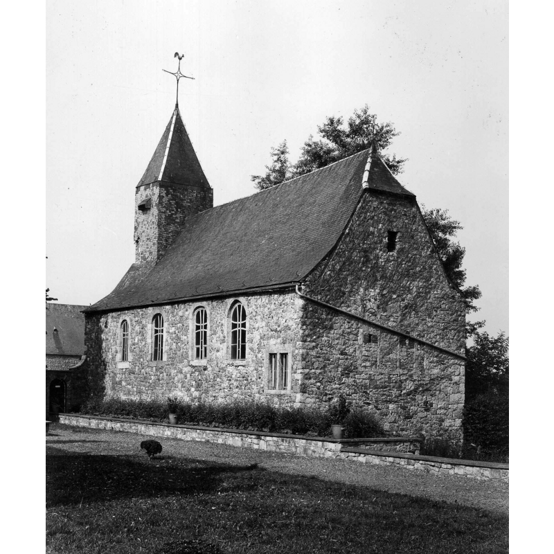 Source caption: "Chapelle dédiée jadis à Notre-Dame. Trace de construction du XIIIe dans son choeur à chevet plat. Nef probablement allongée au XVIIe siècle. La dernière période de reconstruction remonte à la première moitié du XVIIIe siècle : on refit la façade ouest, on perça les quatre fenêtres de la
façade sud et on restaura la charpente."