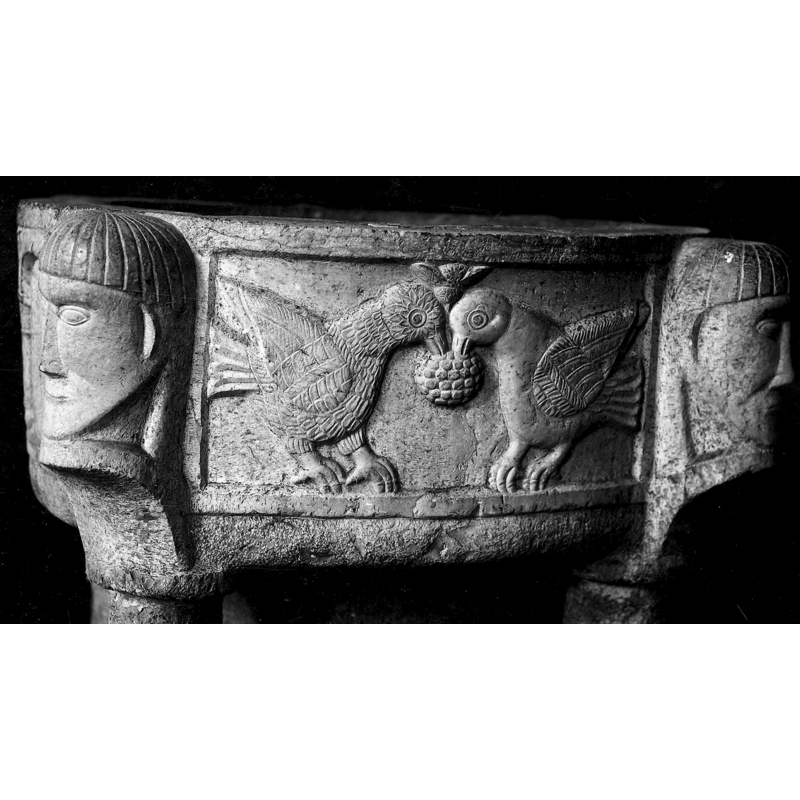 beneath the heads, forming the capital of the outer colonnettes
