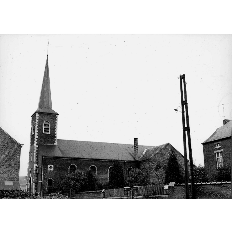 the modern church -- Source caption: "L'ancienne église se trouvait dans l'actuel cimetière dont la chapelle serait l'ancien choeur reconstruit au XVIIIe siècle.
L'église actuelle a été construite en 1857, augmentée d'un transept et d'un choeur en 1912-1913 par l'architecte namurois Lange."