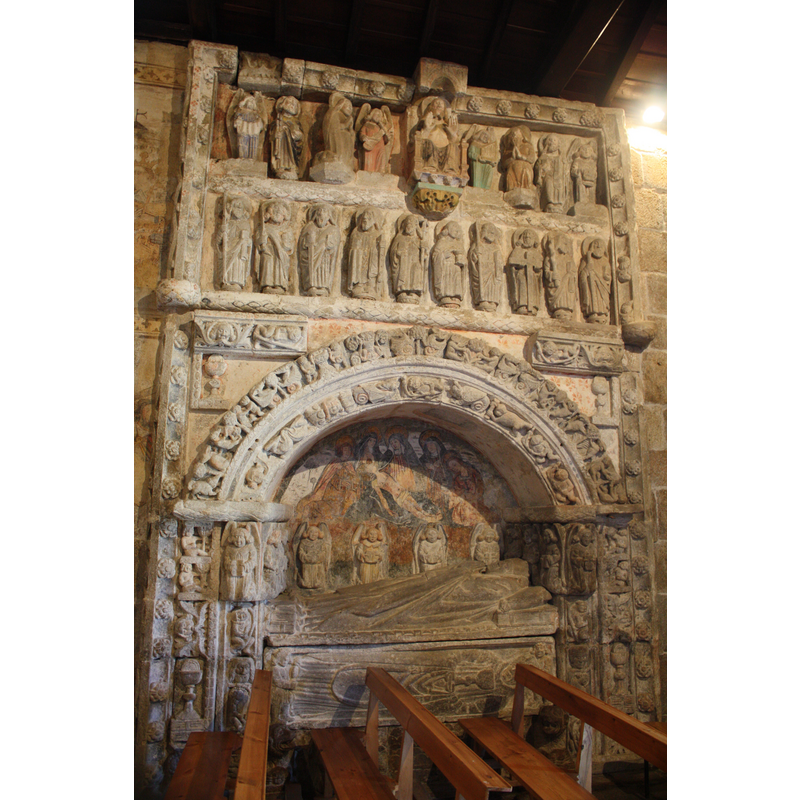 Source caption: "Sepulcro do abade Lope de Ventosa, na igrexa de San Xulián de Ventosa (Agolada, Pontevedra)"