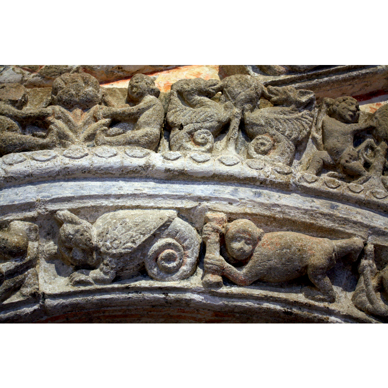 Source caption: "Detalle do arco do sepulcro do abade Lope de Ventosa, na igrexa de San Xulián de Ventosa (Agolada, Pontevedra)"